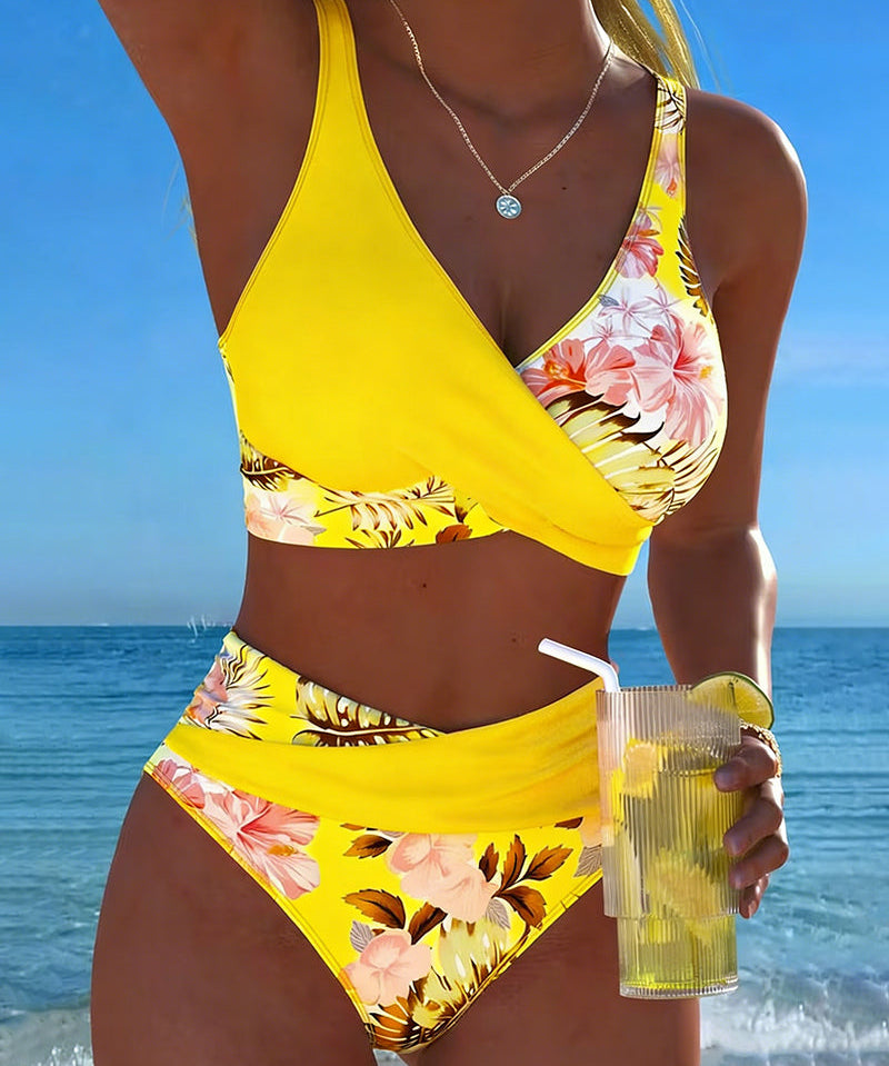 Kontrasztos virágmintás bikini hasítékkal