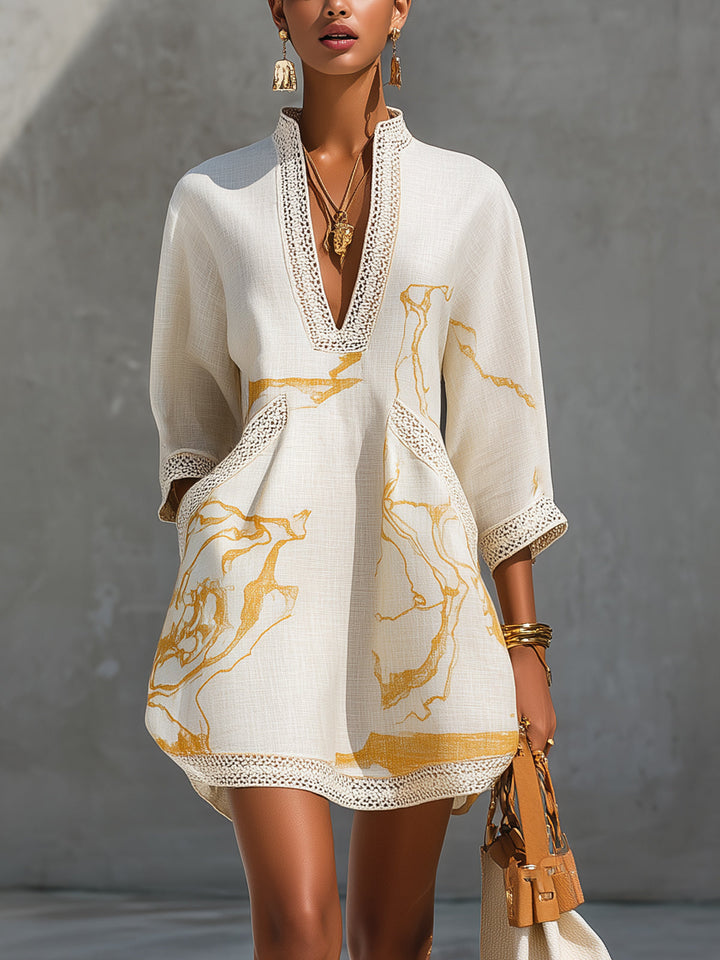 Aliénor | Rövid Ruha Krémszínű Horgolt Csipkével Arany Mintákkal és V Nyakkivágással