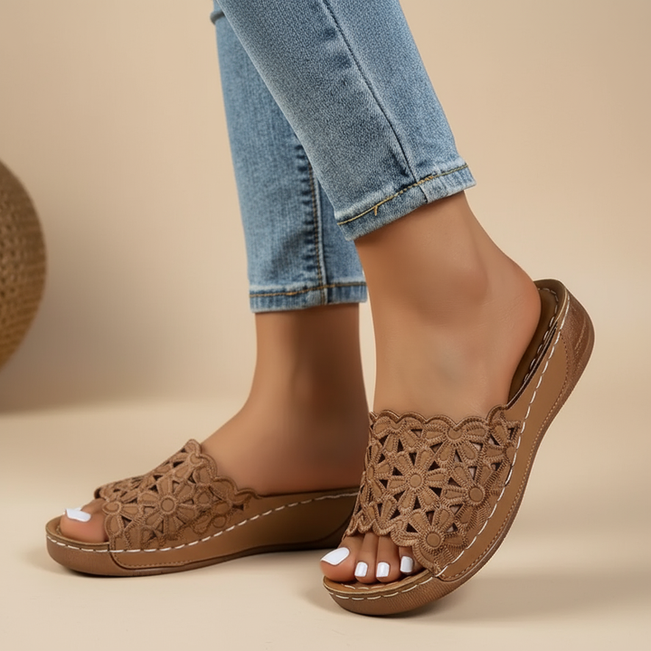 Emőke – virágos kivágású ergonomikus szandál